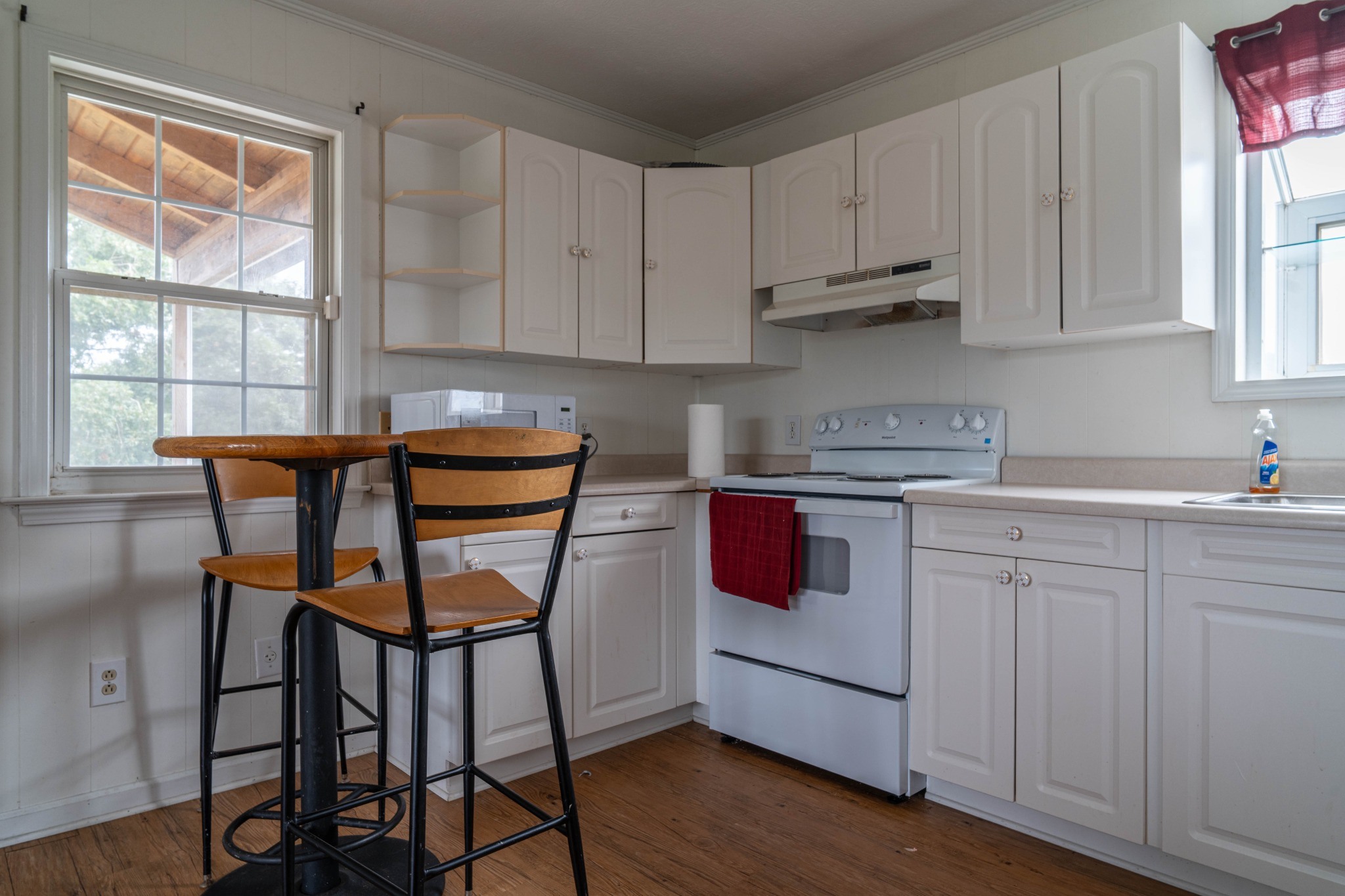 Bright kitchen with breakfast table — photography by Andrew Frady